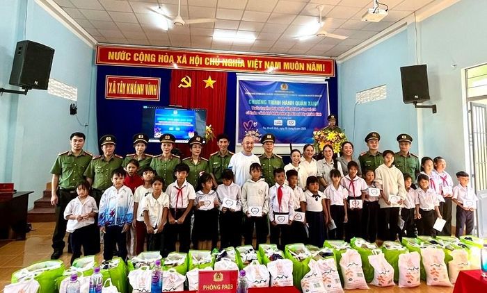 90 phần quà đã được trao cho các em nhỏ có hoàn cảnh khó khăn trên địa bàn