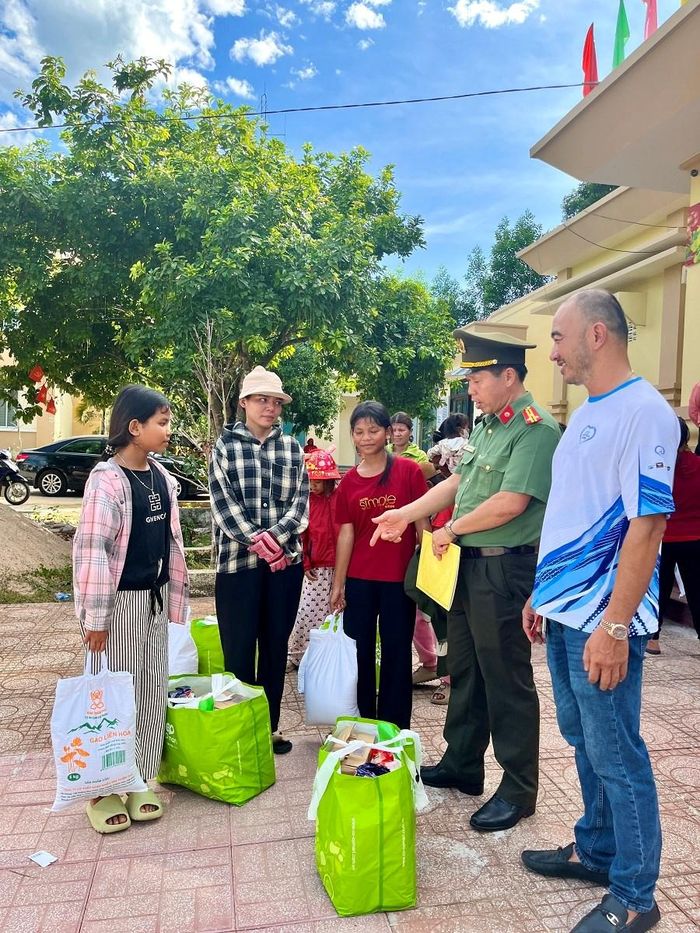 Thượng tá Nguyễn Hồng Quân, Phó Trưởng phòng PA03 Công an tỉnh Khánh Hòa thăm hỏi người dân và các em nhỏ tới nhận quà