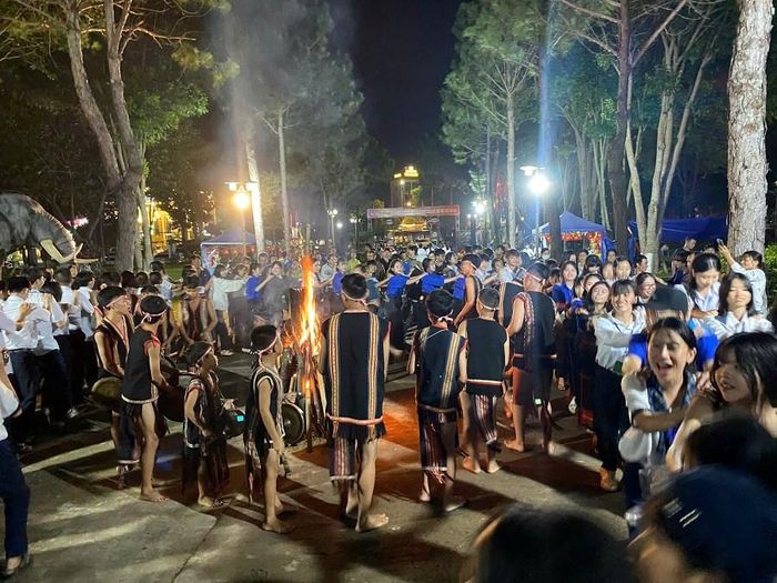 Các trại sinh hòa mình vào không gian văn hóa cồng chiêng và những điệu xoang nhịp nhàng, uyển chuyển