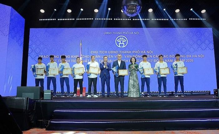 Phó Chủ tịch UBND TP. Hà Nội Vũ Thu Hà và Chủ tịch Liên đoàn Bóng đá Việt Nam Trần Quốc Tuấn trao Bằng khen của UBND TP. Hà Nội và tặng hoa cho các cá nhân đạt thành tích xuất sắc của đội tuyển U17 quốc gia