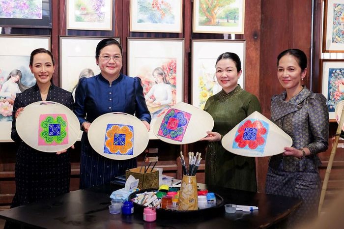 Các phu nhân trải nghiệm vẽ họa tiết trên nón lá