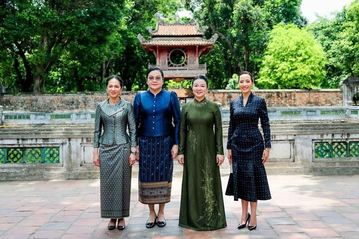 Các phu nhân chụp ảnh lưu niệm tại Văn Miếu - Quốc Tử Giám
