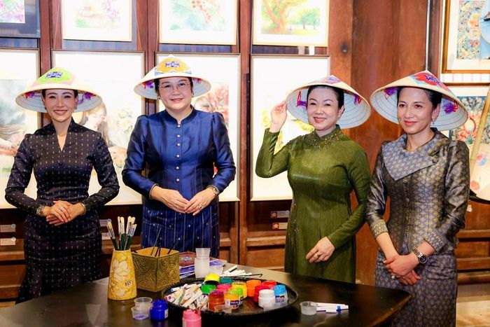 Các phu nhân duyên dáng cùng nón lá truyền thống của Việt Nam tại Văn Miếu-Quốc Tử Giám