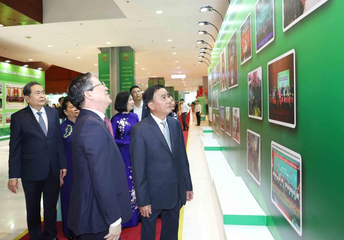 Thường trực Ban Bí thư Trần Cẩm Tú cùng các đại biểu tham quan trưng bày ảnh tại Đại hội. Ảnh: Phương Hoa - TTXVN