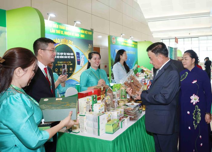 Thường trực Ban Bí thư Trần Cẩm Tú cùng các đại biểu tham quan gian trưng bày nông sản tại Đại hội. Ảnh: Phương Hoa - TTXVN