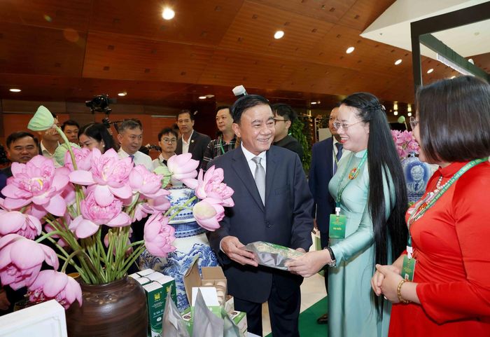 Thường trực Ban Bí thư Trần Cẩm Tú cùng các đại biểu tham quan gian trưng bày nông sản tại Đại hội. Ảnh: Phương Hoa - TTXVN