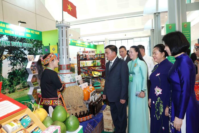 Thường trực Ban Bí thư Trần Cẩm Tú cùng các đại biểu tham quan gian trưng bày nông sản tại Đại hội. Ảnh: Phương Hoa - TTXVN
