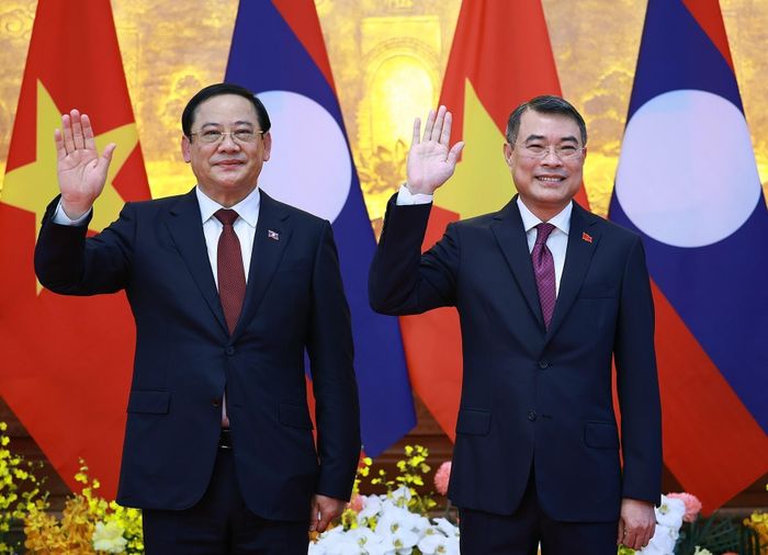 Thủ tướng Lê Minh Hưng và Thủ tướng Lào Sonexay Siphandone chụp ảnh chung trước hội đàm. Ảnh: Dương Giang – TTXVN