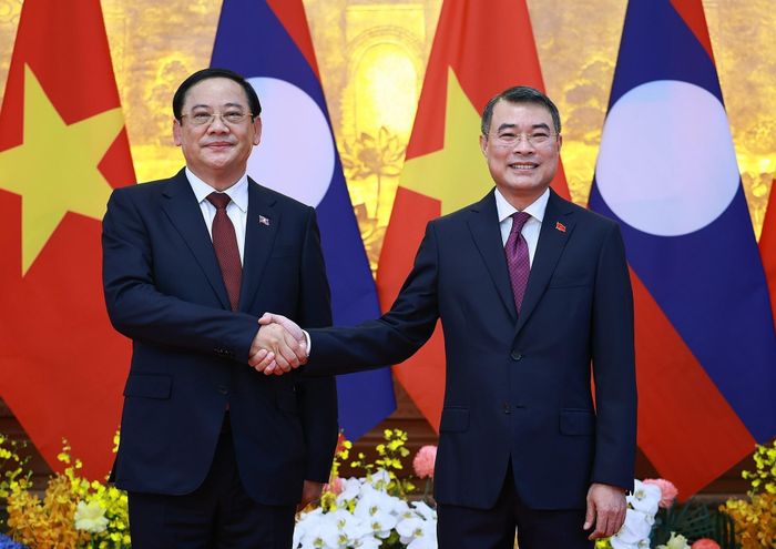 Thủ tướng Lê Minh Hưng và Thủ tướng Lào Sonexay Siphandone chụp ảnh chung trước hội đàm. Ảnh: Dương Giang – TTXVN