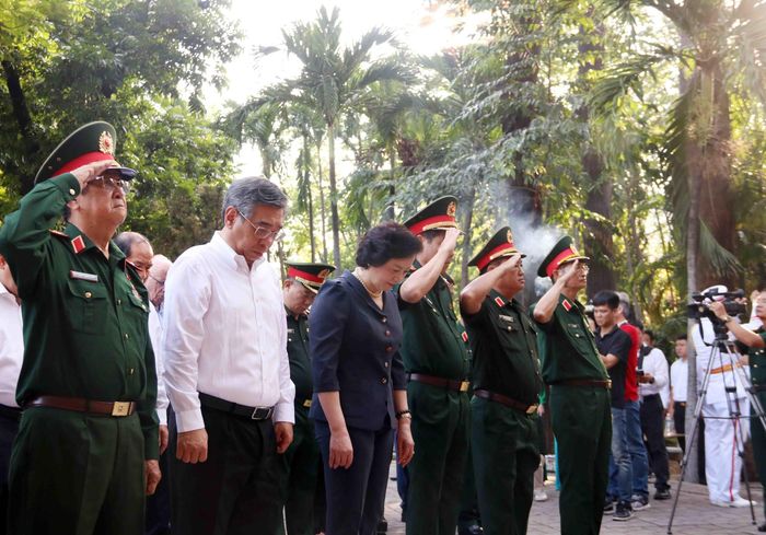 Bà Phạm Thị Thanh Trà, Bí thư Trung ương Đảng, Phó Thủ tướng Chính phủ, Trưởng Ban Chỉ đạo tìm kiếm, quy tập và xác định danh tính hài cốt liệt sĩ quốc gia dâng hương tại Tượng đải cố Tổng Bí thư Trần Phú. Ảnh: Xuân Khu-TTXVN