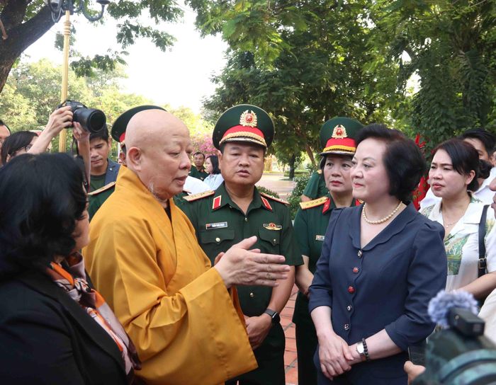Bà Phạm Thị Thanh Trà, Bí thư Trung ương Đảng, Phó Thủ tướng Chính phủ, Trưởng Ban Chỉ đạo tìm kiếm, quy tập và xác định danh tính hài cốt liệt sĩ quốc gia trao đổi với Hòa thượng Thích Lệ Trang, Phó Chủ tịch Hội đồng Trị sự, Trưởng Ban Trị sự Giáo hội Phật giáo Thành phố Hồ Chí Minh, là người có thông tin xác minh về khu mộ tập thể hài cốt liệt sĩ tại Công viên Lê Thị Riêng. Ảnh: Xuân Khu-TTXVN