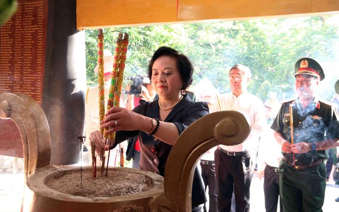 Bà Phạm Thị Thanh Trà, Bí thư Trung ương Đảng, Phó Thủ tướng Chính phủ, Trưởng Ban Chỉ đạo tìm kiếm, quy tập và xác định danh tính hài cốt liệt sĩ quốc gia dâng hương viếng các Anh hùng liệt sĩ hi sinh trong cuộc Tổng tiến công và nổi Tết Mậu Thân năm 1968. Ảnh: Xuân Khu-TTXVN
