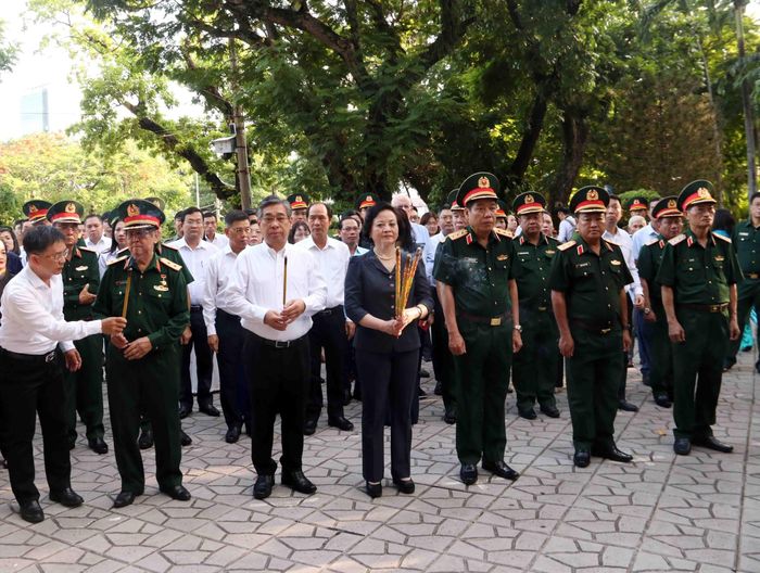 Bà Phạm Thị Thanh Trà, Bí thư Trung ương Đảng, Phó Thủ tướng Chính phủ, Trưởng Ban Chỉ đạo tìm kiếm, quy tập và xác định danh tính hài cốt liệt sĩ quốc gia dâng hương tại Tượng đài cố Tổng Bí thư Trần Phú. Ảnh: Xuân Khu-TTXVN
