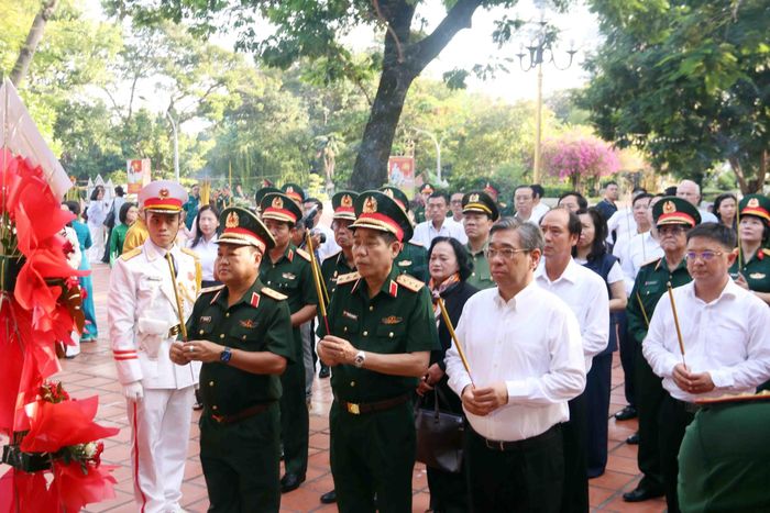 Lãnh đạo Thành phố và các đại biểu dâng hương viếng nữ Anh hùng liệt sĩ Lê Thị Riêng. Ảnh: Xuân Khu-TTXVN