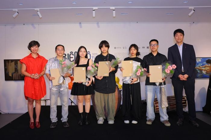 Ông Lee Jae Jin, Tổng Giám đốc LOTTE Department Store Việt Nam và bà Bùi Thị Thanh Hương, Tổng Biên tập Tạp chí Kiến trúc (bên trái ngoài cùng) cùng các nghệ sĩ trẻ tại triển lãm "Biên độ Tương lai"