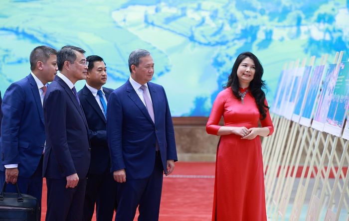 Thủ tướng Lê Minh Hưng và Thủ tướng Vương quốc Campuchia Hun Manet tham quan trưng bày ảnh về quan hệ hợp tác giữa hai nước do Thông tấn xã Việt Nam thực hiện. Ảnh: Dương Giang – TTXVN