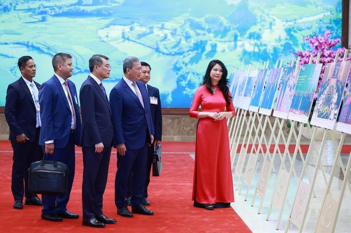 Thủ tướng Lê Minh Hưng và Thủ tướng Vương quốc Campuchia Hun Manet tham quan trưng bày ảnh về quan hệ hợp tác giữa hai nước do Thông tấn xã Việt Nam thực hiện. Ảnh: Dương Giang – TTXVN