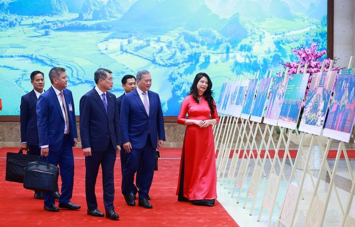 Thủ tướng Lê Minh Hưng và Thủ tướng Vương quốc Campuchia Hun Manet tham quan trưng bày ảnh về quan hệ hợp tác giữa hai nước do Thông tấn xã Việt Nam thực hiện. Ảnh: Dương Giang – TTXVN