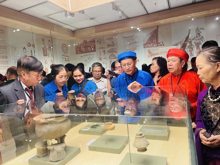 4 năm qua, Thành phố Hà Nội đã đạt được nhiều kết quả tích cực trong việc kết hợp hài hòa giữa bảo tồn di sản và ứng dụng công nghệ số, từng bước hiện thực hóa mục tiêu xây dựng Thủ đô trở thành trung tâm công nghiệp văn hóa, sáng tạo của cả nước và khu vực, xứng đáng với danh hiệu "Thành phố sáng tạo" do UNESCO ghi nhận. Ảnh: Tuyết Mai - TTXVN