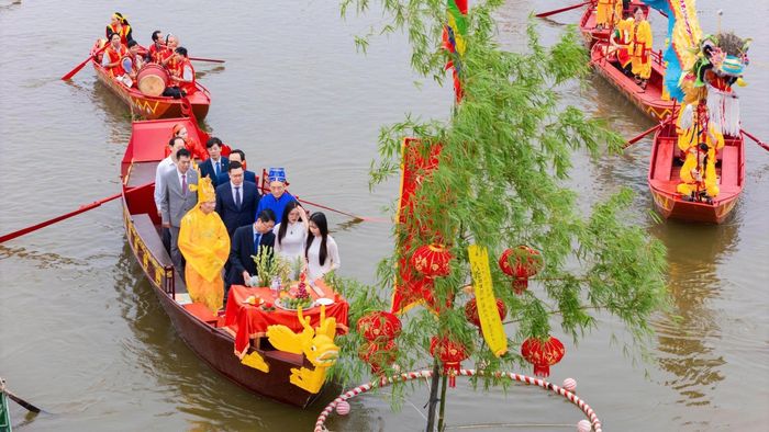 Lễ hội Hoa Lư không chỉ là nhịp cầu nối quá khứ với hiện tại mà còn đang đứng trước vận hội mới để trở thành một "thương hiệu" công nghiệp văn hóa mạnh mẽ, đóng góp tích cực vào sự phát triển kinh tế - xã hội của vùng đất Cố đô. Ảnh: Hải Yến - TTXVN