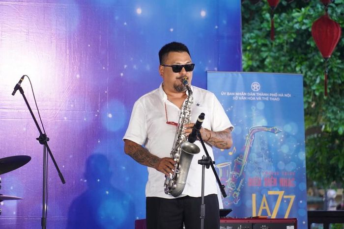 Nghệ sĩ saxophone Quyền Thiện Đắc biểu diễn tại chương trình Âm nhạc cuối tuần