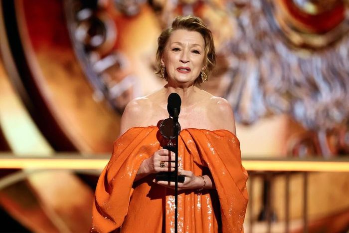 Lesley Manville được vinh danh nhờ vai diễn trong phiên bản hiện đại của bi kịch "Oedipus"