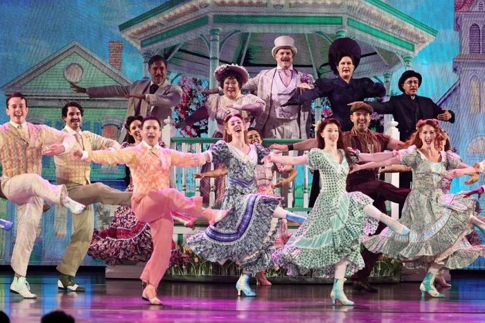 Dàn diễn viên của vở nhạc kịch "Schmigadoon!" biểu diễn trên sân khấu trong Lễ trao giải Tony lần thứ 79