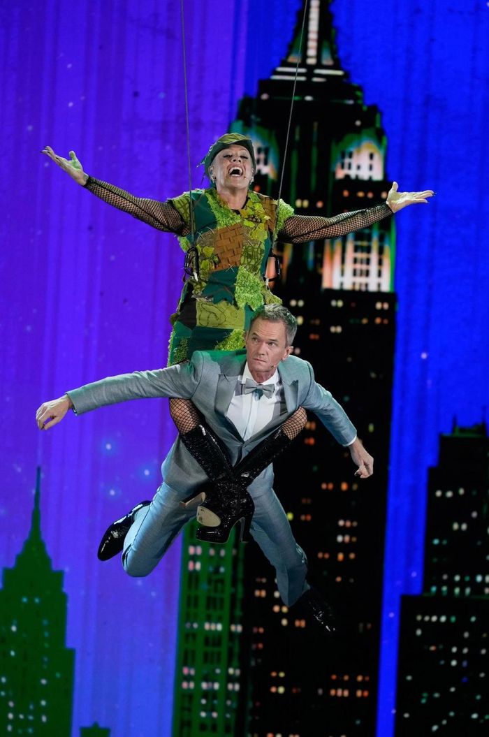 Người dẫn chương trình Pink và Neil Patrick Harris biểu diễn trong Lễ trao giải Tony lần thứ 79