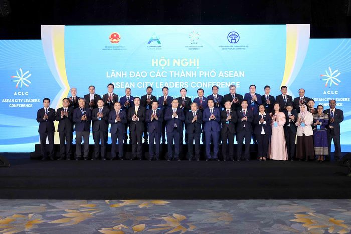 Phó Thủ tướng Thường trực Chính phủ Phạm Gia Túc và các đại biểu dự Hội nghị chụp ảnh chung. Ảnh: An Đăng - TTXVN