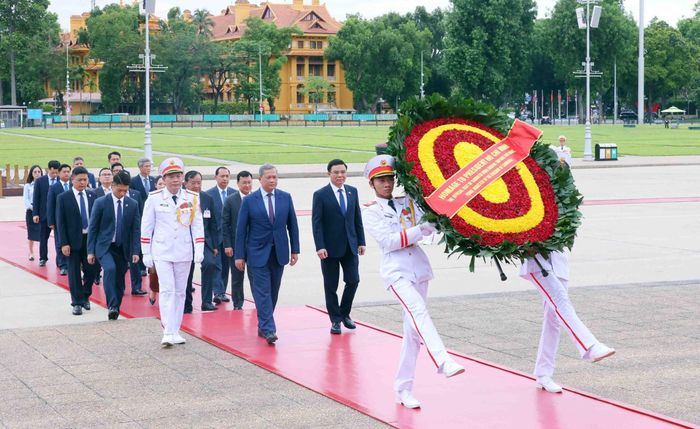 Thủ tướng Vương quốc Campuchia Hun Manet đến đặt vòng hoa và vào Lăng viếng Chủ tịch Hồ Chí Minh. Ảnh: Phạm Kiên – TTXVN