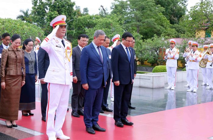 Thủ tướng Vương quốc Campuchia Hun Manet đặt vòng hoa tại Đài tưởng niệm các Anh hùng Liệt sĩ (đường Bắc Sơn, Hà Nội). Ảnh: Phạm Kiên – TTXVN
