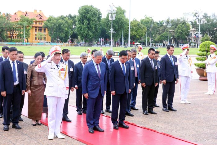 Thủ tướng Vương quốc Campuchia Hun Manet đặt vòng hoa và vào Lăng viếng Chủ tịch Hồ Chí Minh. Ảnh: Phạm Kiên – TTXVN