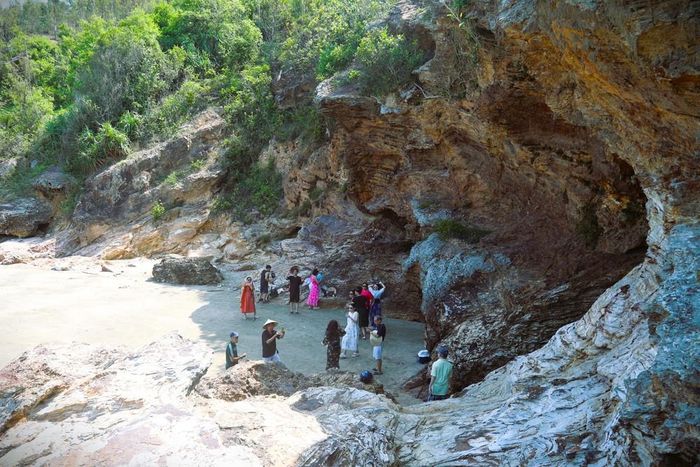 Khu vực cửa hang Mũi Trâu là có 2 lối vào, vòm hang cao, rộng kiểu “vòm ếch”