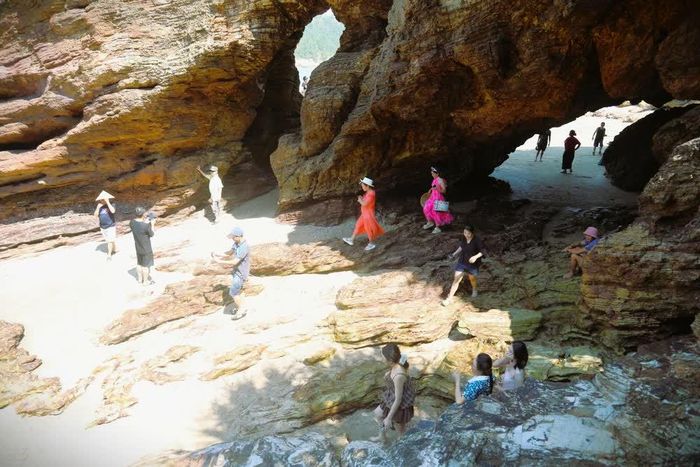 Du khách đi qua 2 ngách cửa hang để vào sâu trong lòng hang Mũi Trâu