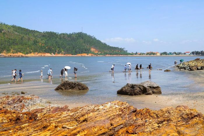 Ngay từ sáng sớm, nhiều tốp khách du lịch trong và ngoài tỉnh đã tìm về hang Mũi Trâu để thăm quan, trải nghiệm