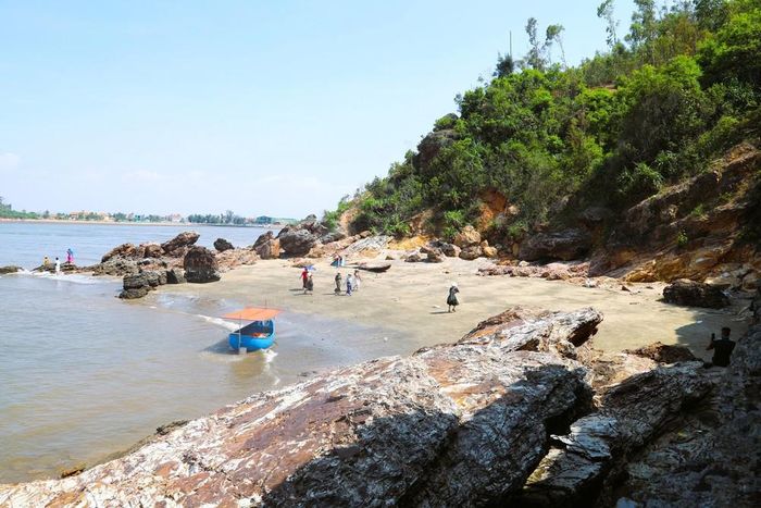 Du khách đi bộ tiếp cận hang Mũi trâu để trải nghiệm khung cảnh hài hòa giữa sông nước, biển cả, luồng tuyến, núi rừng và hang động tại khu vực trước hang Mũi Trâu
