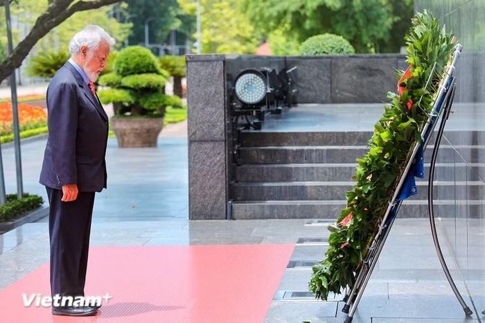 Thủ tướng Timor-Leste Kay Rala Xanana Gusmão đặt vòng hoa, viếng Chủ tịch Hồ Chí Minh - Ảnh: TTXVN