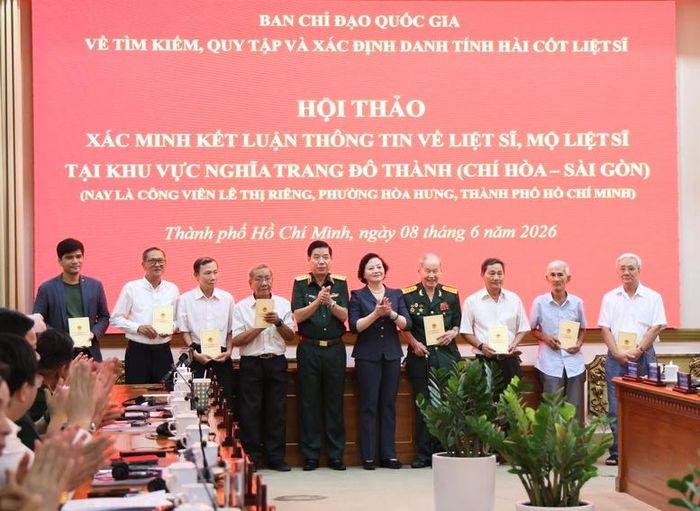 Phó Thủ tướng Chính phủ Phạm Thị Thanh Trà và Thượng tướng Nguyễn Văn Gấu, Thứ trưởng Bộ Quốc phòng trao quà tặng các nhân chứng - Ảnh: VGP/Thu Giang