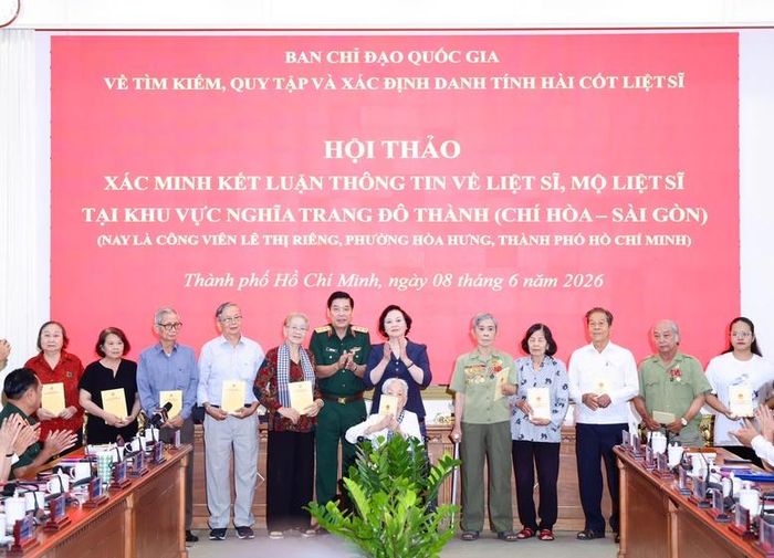Phó Thủ tướng Chính phủ Phạm Thị Thanh Trà và Thượng tướng Nguyễn Văn Gấu, Thứ trưởng Bộ Quốc phòng trao quà tặng thân nhân gia đình liệt sĩ - Ảnh: VGP/Thu Giang