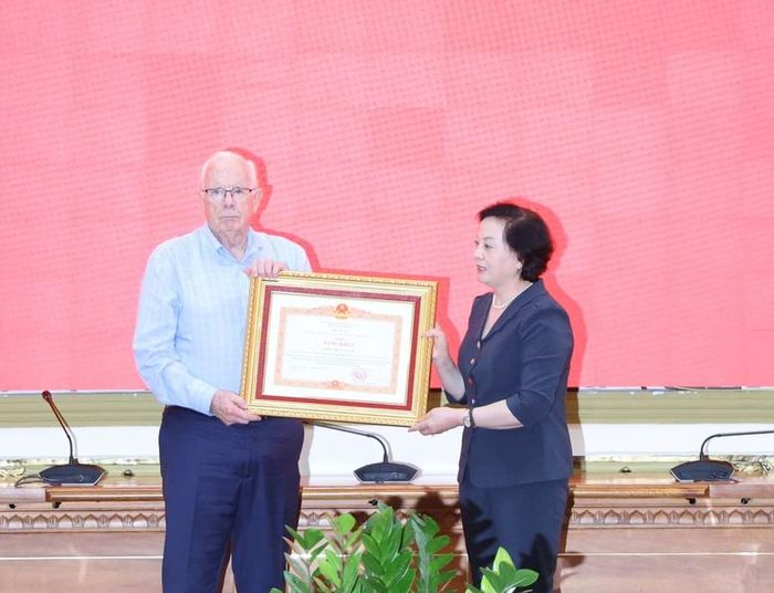 Phó Thủ tướng trao tặng Bằng khen của Thủ tướng ghi nhận sự tham gia, hỗ trợ của ông Bob Connor, cựu quân nhân Hoa Kỳ - Ảnh: VGP/Thu Giang