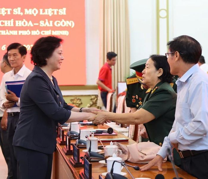 Phó Thủ tướng trao đổi với các nhân chứng lịch sử - Ảnh: VGP/Thu Giang