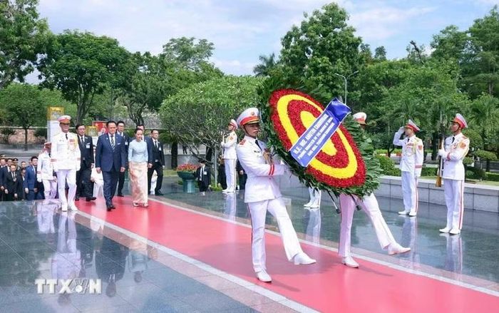 Thủ tướng Vương quốc Thái Lan Anutin Charnvirakul và Phu nhân đến đặt vòng hoa tại Đài tưởng niệm các Anh hùng Liệt sĩ (đường Bắc Sơn, Hà Nội) - Ảnh: TTXVN