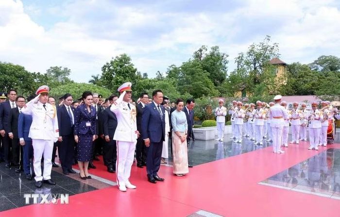 Thủ tướng Vương quốc Thái Lan Anutin Charnvirakul và các đại biểu tại Đài tưởng niệm các Anh hùng liệt sĩ trên đường Bắc Sơn - Ảnh: TTXVN