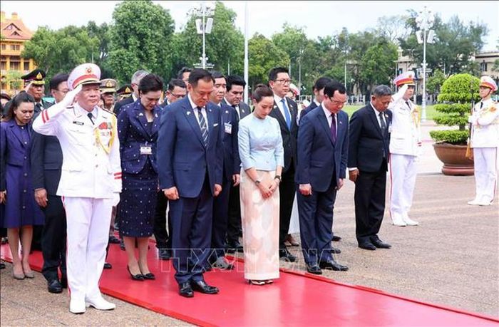 Thủ tướng Vương quốc Thái Lan Anutin Charnvirakul và các đại biểu kính cẩn tưởng niệm Chủ tịch Hồ Chí Minh - Ảnh: TTXVN