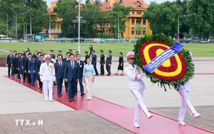 Thủ tướng Vương quốc Thái Lan Anutin Charnvirakul và Phu nhân đến đặt vòng hoa và vào Lăng viếng Chủ tịch Hồ Chí Minh - Ảnh: TTXVN