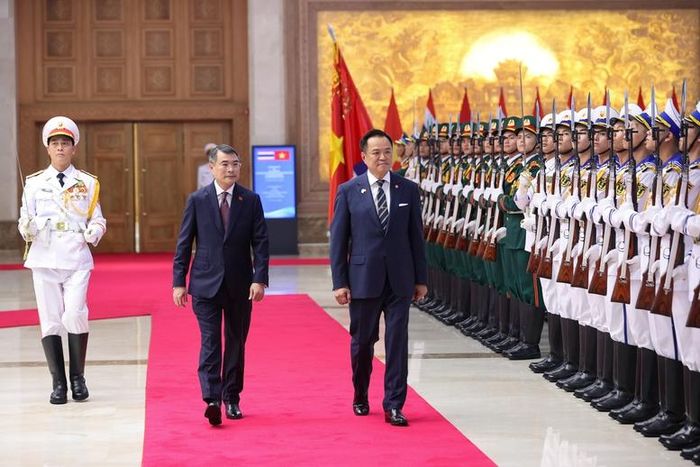 Thủ tướng Lê Minh Hưng và Thủ tướng Anutin Charnvirakul duyệt Đội Danh dự Quân đội nhân dân Việt Nam - Ảnh: VGP/Nhật Bắc
