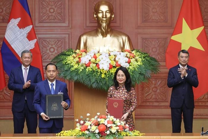 Hai Thủ tướng chứng kiến lễ trao văn kiện Kế hoạch hợp tác trong lĩnh vực thông tin giai đoạn 2026 - 2030 giữa Bộ Văn hóa, Thể thao và Du lịch Việt Nam và Bộ Thông tin Campuchia - Ảnh: VGP/Nhật Bắc
