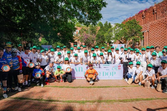 Hành trình đạp xe cộng đồng bắt đầu từ điểm xuất phát là Công viên Hội An, đi qua nhiều tuyến đường, địa điểm và điểm kết thúc là Làng gốm Thanh Hà.