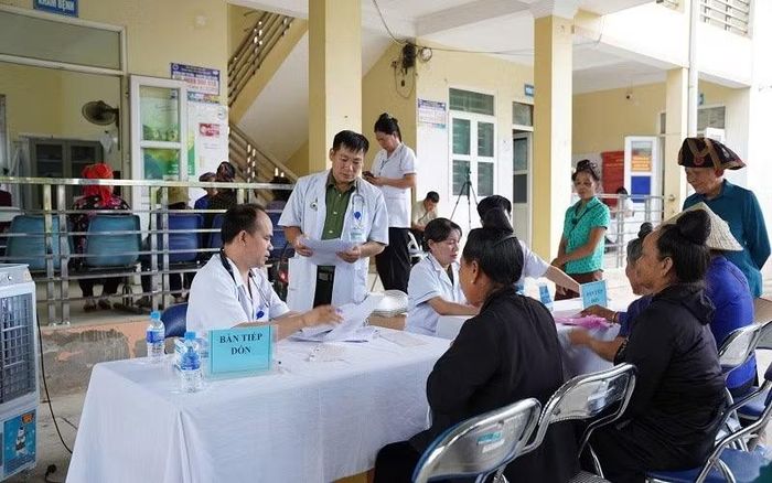 Bác sĩ Bệnh viện 7/5 thuộc Công an tỉnh Điện Biên tư vấn cách chăm sóc sức khỏe cho nhân dân trên địa bàn xã Thanh Nưa.