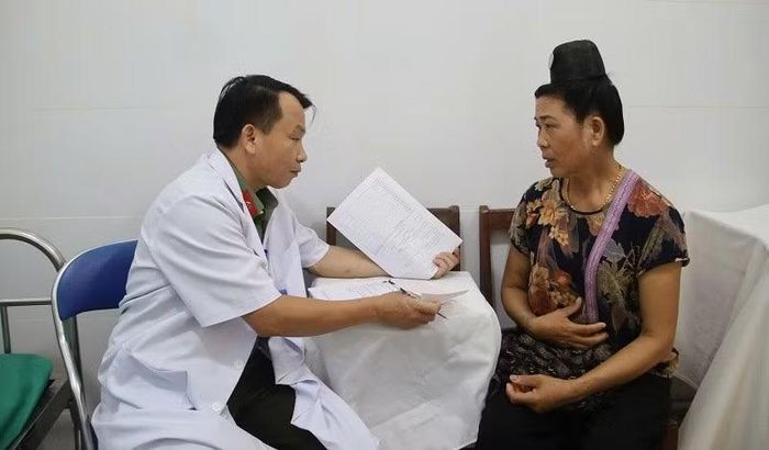 Bác sĩ Bệnh viện 7/5 hướng dẫn người dân cách theo dõi sức khỏe chủ động bằng việc duy trì dinh dưỡng và vận động hợp lý.